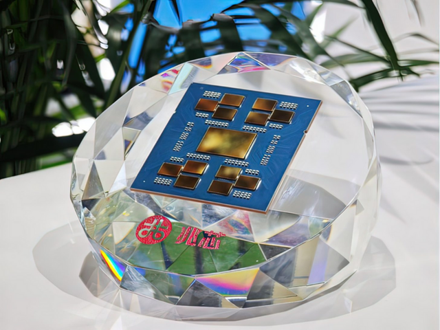 Toàn bộ khuôn chip (full-die), cho thấy sự kết hợp của 12 chiplet tính toán và một chiplet I/O khổng lồ. Toàn bộ khuôn chip (full-die), cho thấy sự kết hợp của 12 chiplet tính toán và một chiplet I/O khổng lồ.