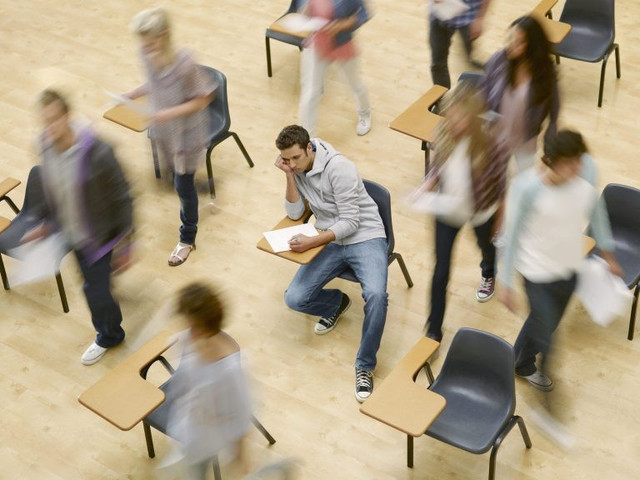 Hàng ngàn học sinh phổ thông mất đi cơ hội do bị các sinh viên "ma" choáng chỗ. Ảnh: Fortune gettyimages-95011672-e1749659610932.jpg