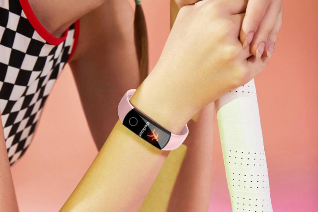 Ngoài việc theo dõi các chỉ số sức khỏe quan trọng, smartband cũng là một món phụ kiện thời trang tiện gọn để mang đeo mọi lúc. 2-phu-kien-thoi-trang.jpg