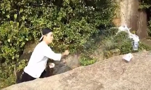 Kinh ngạc bậc thầy Kung fu phi lá bài “xé toạc” lon bia