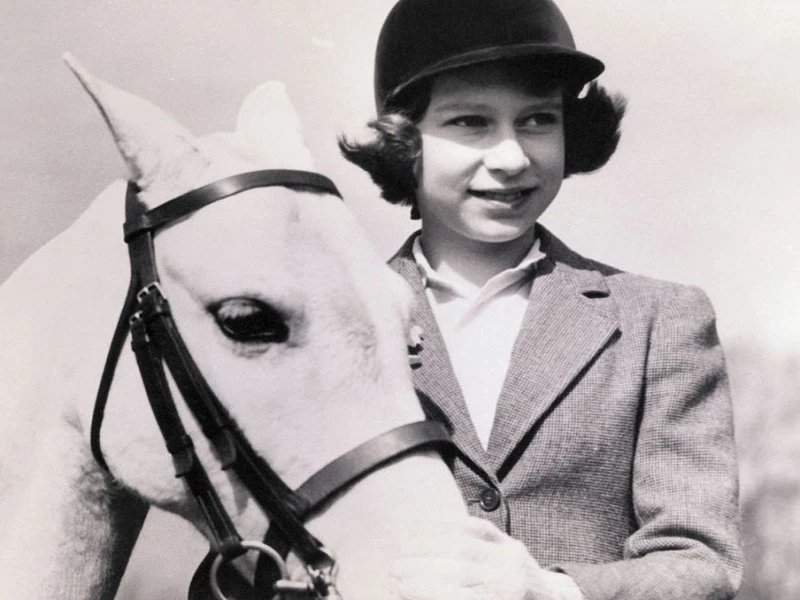 Phát sốt ảnh thời trẻ xinh đẹp của Nữ hoàng Anh Elizabeth II