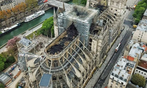 Nhà thờ Đức Bà Paris tan hoang nhìn từ trên cao