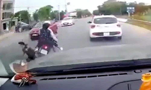 Video: Cô gái đi xe máy vượt ẩu, tông gục bà lão sang đường