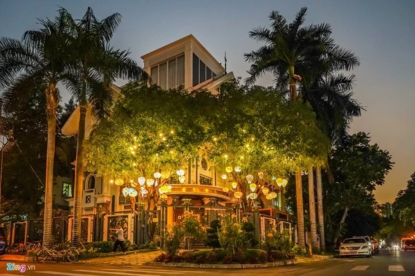 Cảnh trang hoàng đón Tết tại phố nhà giàu TP HCM
