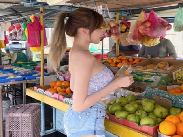 Đi chợ, cô gái khoe trọn vóc dáng với bộ trang phục bắt mắt