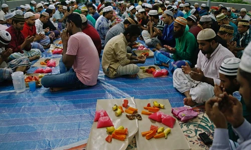 Cận cảnh bữa Iftar của tín đồ Hồi giáo trong tháng Ramadan