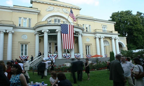 Cận cảnh “nơi ăn chốn ở” của Đại sứ Mỹ ở Moscow