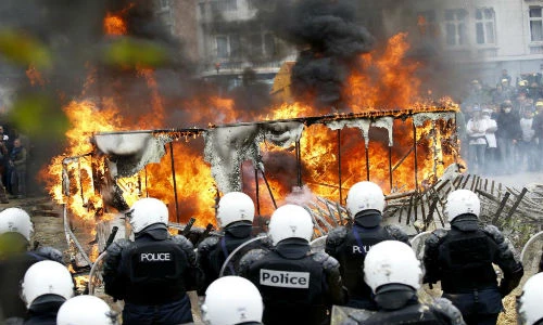 Hàng nghìn nông dân biểu tình bạo lực ở Brussels