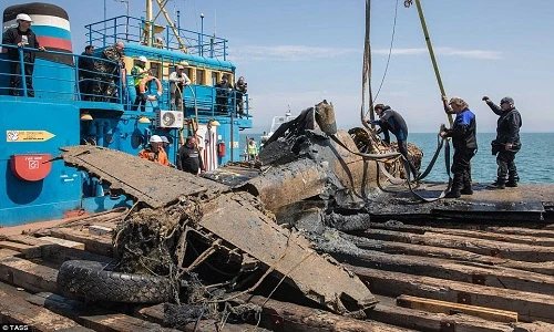 Cảnh trục vớt chiến đấu cơ Mỹ nằm dưới đáy biển 70 năm