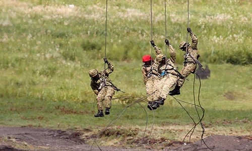 Xe tăng, trực thăng Nhật Bản tập trận ở núi Phú Sĩ 