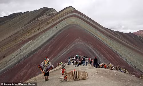 Khám phá núi cầu vồng độc đáo ở Peru
