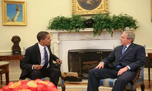 Tổng thống Bush hướng dẫn ông Obama tham quan Nhà Trắng
