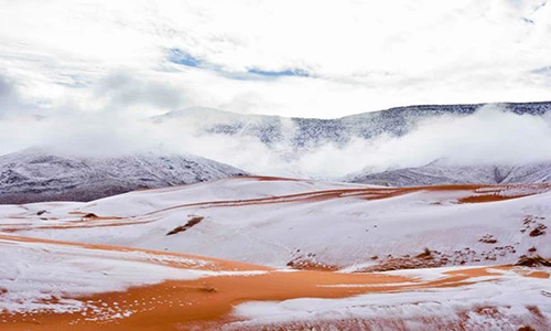 Tuyết phủ trắng sa mạc Sahara và lời cảnh báo từ thiên nhiên 