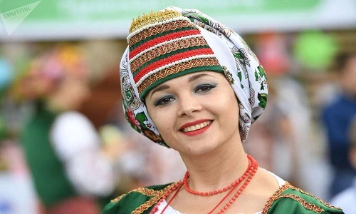 Vẻ đẹp hút hồn của các thiếu nữ trong lễ hội "Cánh đồng Nga"