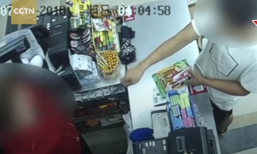 Video: Nữ nhân viên khiến tên cướp có dao sợ hãi chạy trối chết