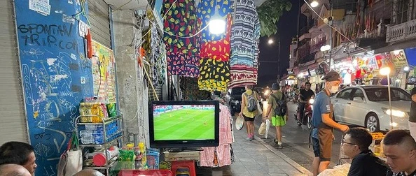 Người dân phố cổ Hà Nội bê tivi ra vỉa hè xem World Cup