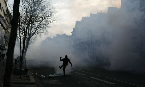 Hình ảnh thủ đô Paris chìm trong khói lửa tuần thứ 19