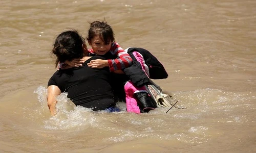 Hiểm nguy rình rập đoàn di dân băng sông vượt biên vào Mỹ