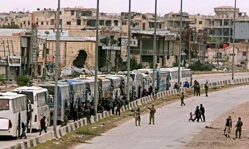 Cận cảnh đoàn xe chở phiến quân Syria rút chạy khỏi Đông Ghouta