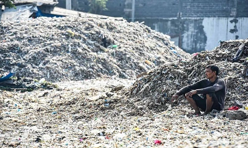 Cận cảnh núi rác khổng lồ "nuôi sống" hàng chục triệu người tại Indonesia