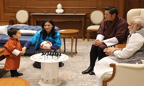 Bình dị cuộc sống đời thường của Hoàng hậu trẻ nhất thế giới