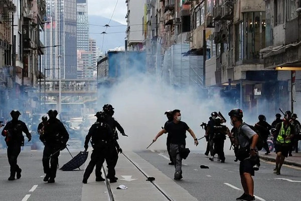Ảnh: Đụng độ dữ dội giữa cảnh sát và người biểu tình Hong Kong
