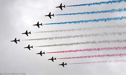 Hoành tráng màn trình diễn kỷ niệm 100 năm Không quân Hoàng gia Anh