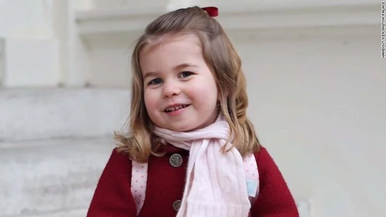 Ngỡ ngàng vẻ đáng yêu của tiểu Công chúa nước Anh