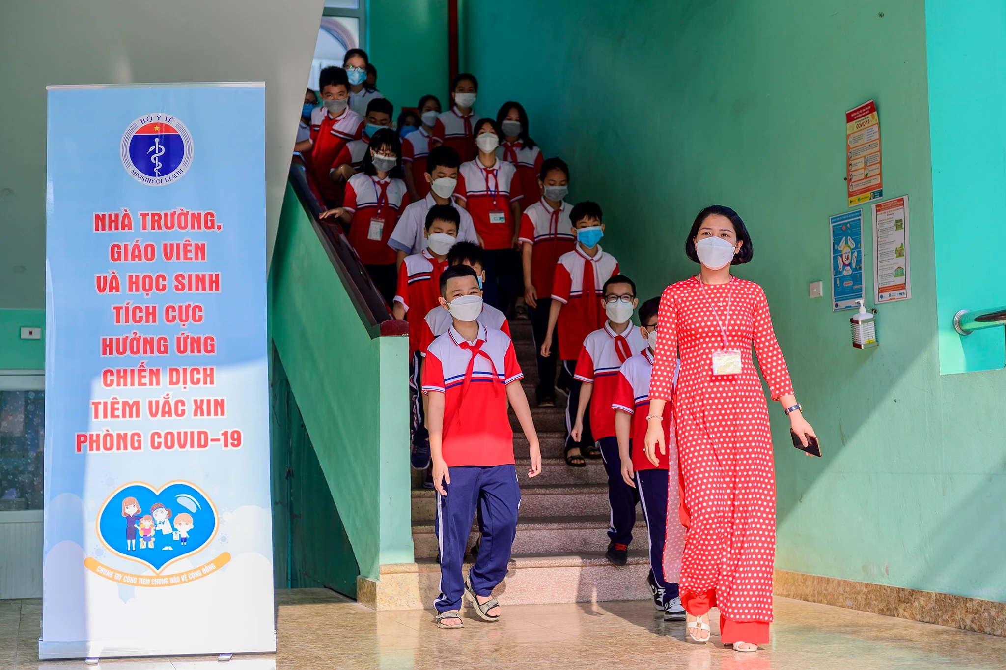 Những trẻ 5-11 tuổi đầu tiên được tiêm vắc xin COVID-19