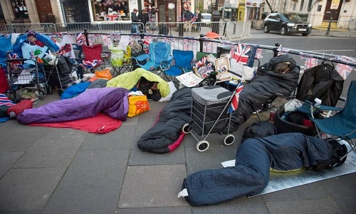 Người dân ngủ ngoài đường, ngóng chờ đám cưới Hoàng gia Anh