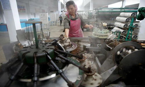 Hình ảnh hiếm hoi trong nhà máy dệt ở Triều Tiên