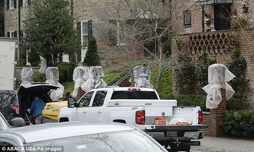 Thêm ảnh gia đình Tổng thống Obama dọn đồ về nhà mới