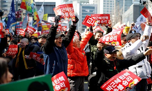 Phế truất Tổng thống Park Geun-hye: “Kẻ khóc người cười” 