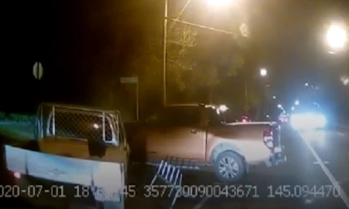 Video: Ôtô quay đầu không quan sát tông vào xe bán tải đi ngược chiều