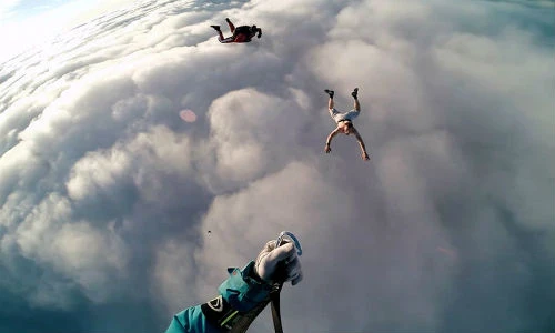 Kinh hoàng, người đàn ông không dù “rơi tự do” 4.000m