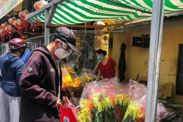 Người dân TP.HCM vội vã mua sắm cúng rằm tháng Bảy