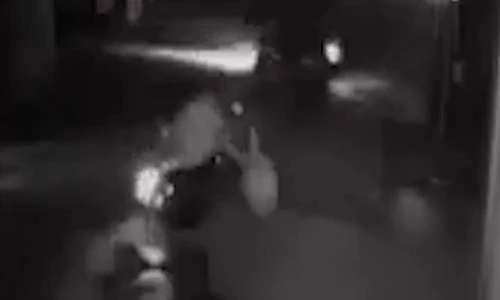 Tài xế lái xe phóng nhanh đâm vào xe máy giữa ngã ba