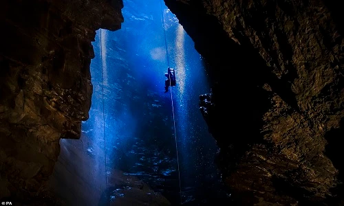 Choáng ngợp trong hang động hùng vĩ nhất nước Anh