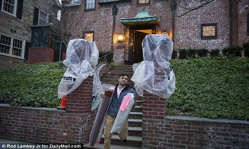 Ảnh: Gia đình Tổng thống Obama bắt đầu chuyển đồ về nhà mới