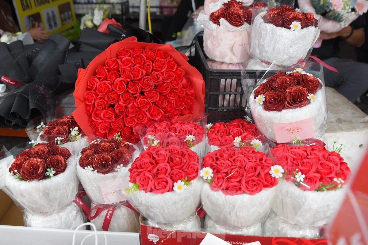 Xếp hàng dài cả tiếng mua hoa tặng mẹ, người yêu ngày 8/3