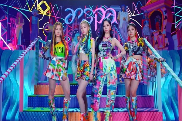 Nữ ca sĩ Trung Quốc diện quần ngắn giữa thời tiết âm 13 độ C