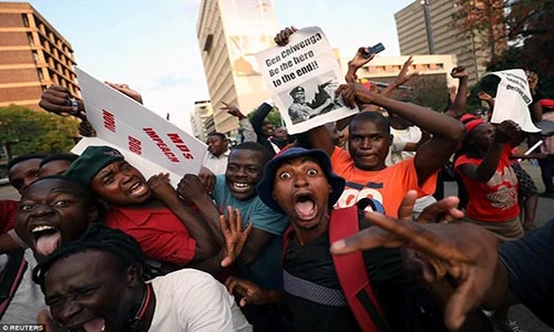 Biển người Zimbabwe vỡ òa hạnh phúc khi Tổng thống Mugabe từ chức