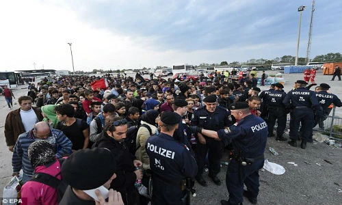 Đức đóng cửa biên giới, người tị nạn tuyệt vọng