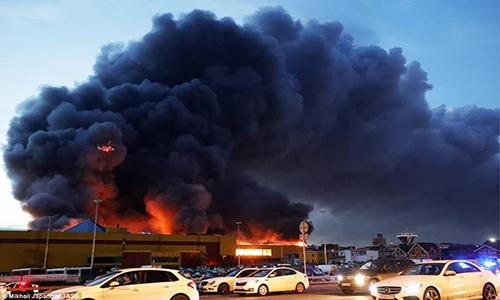 Hiện trường cháy chợ kinh hoàng ở Moscow