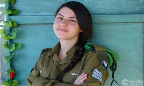 Ảnh nữ quân nhân Israel xinh đẹp "hút mắt" trên sa mạc 