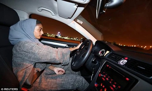 Hình ảnh phụ nữ Ả-rập Xê-út vui mừng lái xe giữa đêm