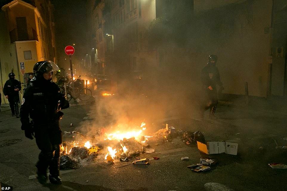 Thủ đô Paris chìm trong khói lửa biểu tình tuần thứ 9
