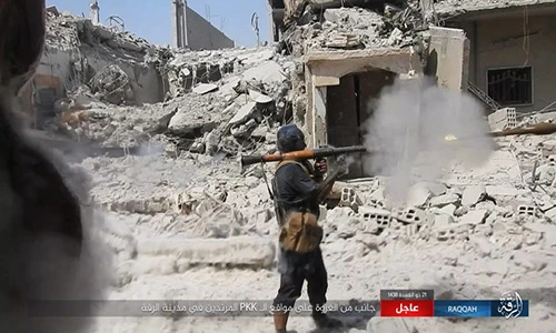 Ảnh: Phiến quân IS phản công ở Raqqa, SDF tổn thất nặng