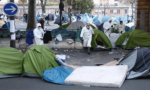 Dọn dẹp trại tị nạn tạm bợ trên đường phố Paris