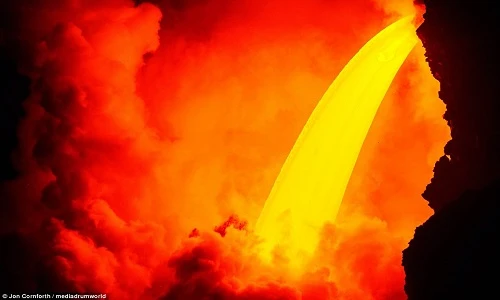 Kỳ thú thác dung nham từ núi lửa Mỹ đổ xuống đại dương